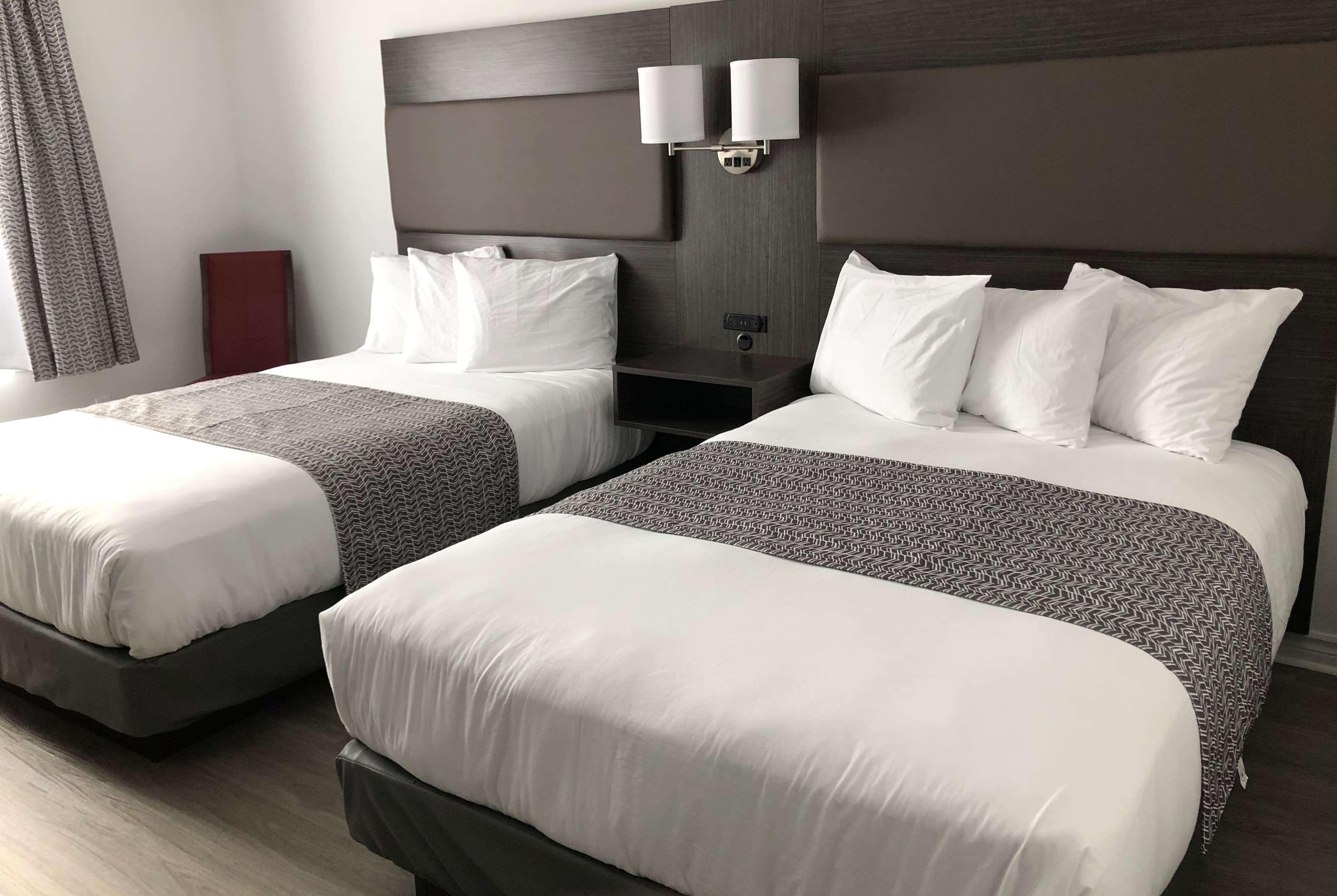 Travelodge By Wyndham Rigaud Екстер'єр фото